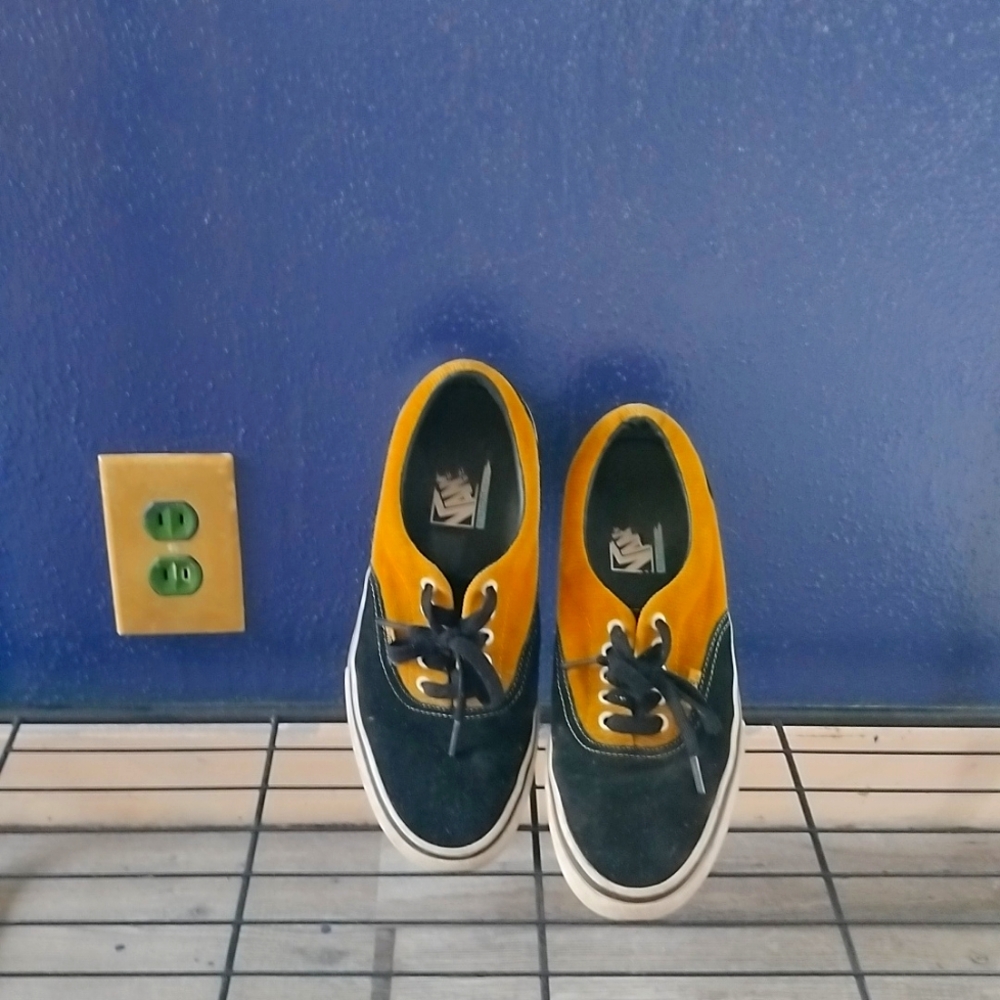 Black n Yellow suede & courderoy Vans men's 9.5 ultracush